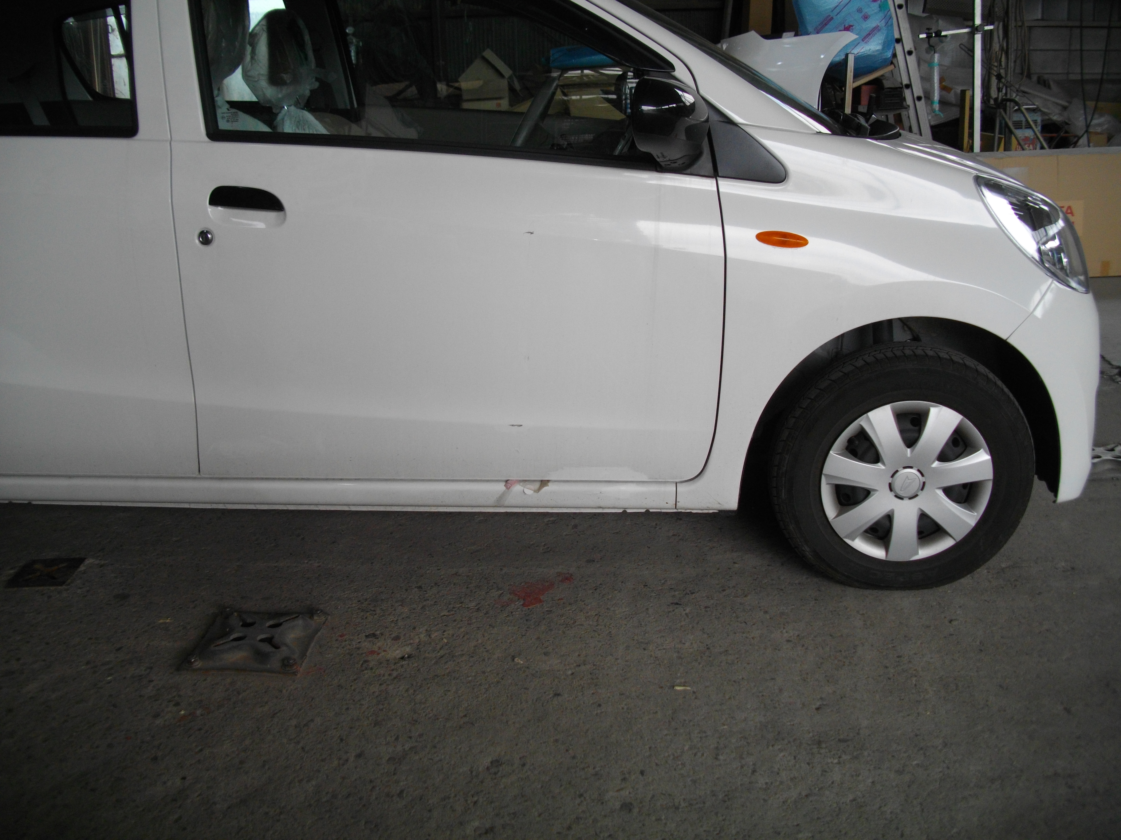 修理前の右フロントドア(凹み・キズあり)