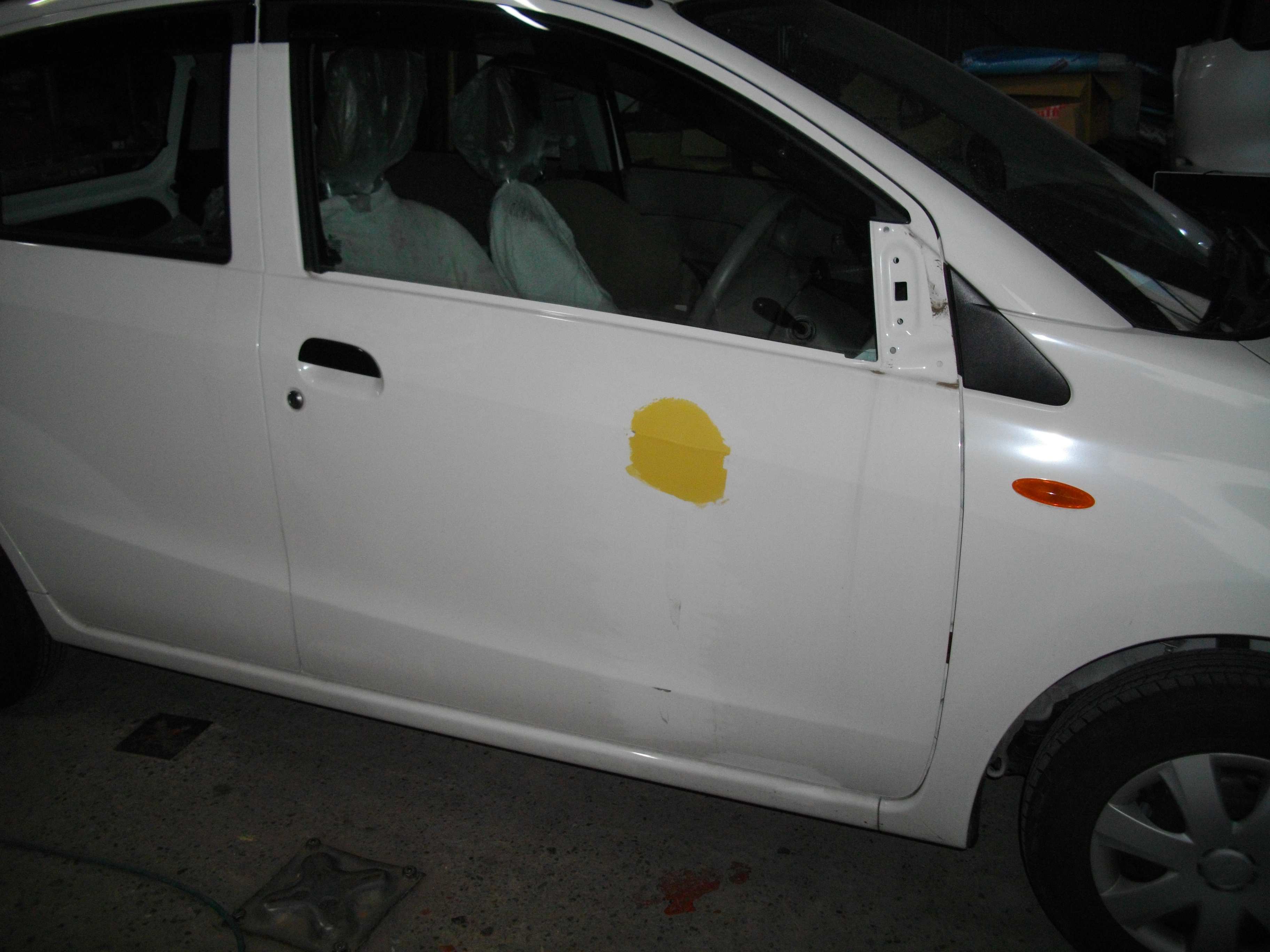 板金塗装の作業中